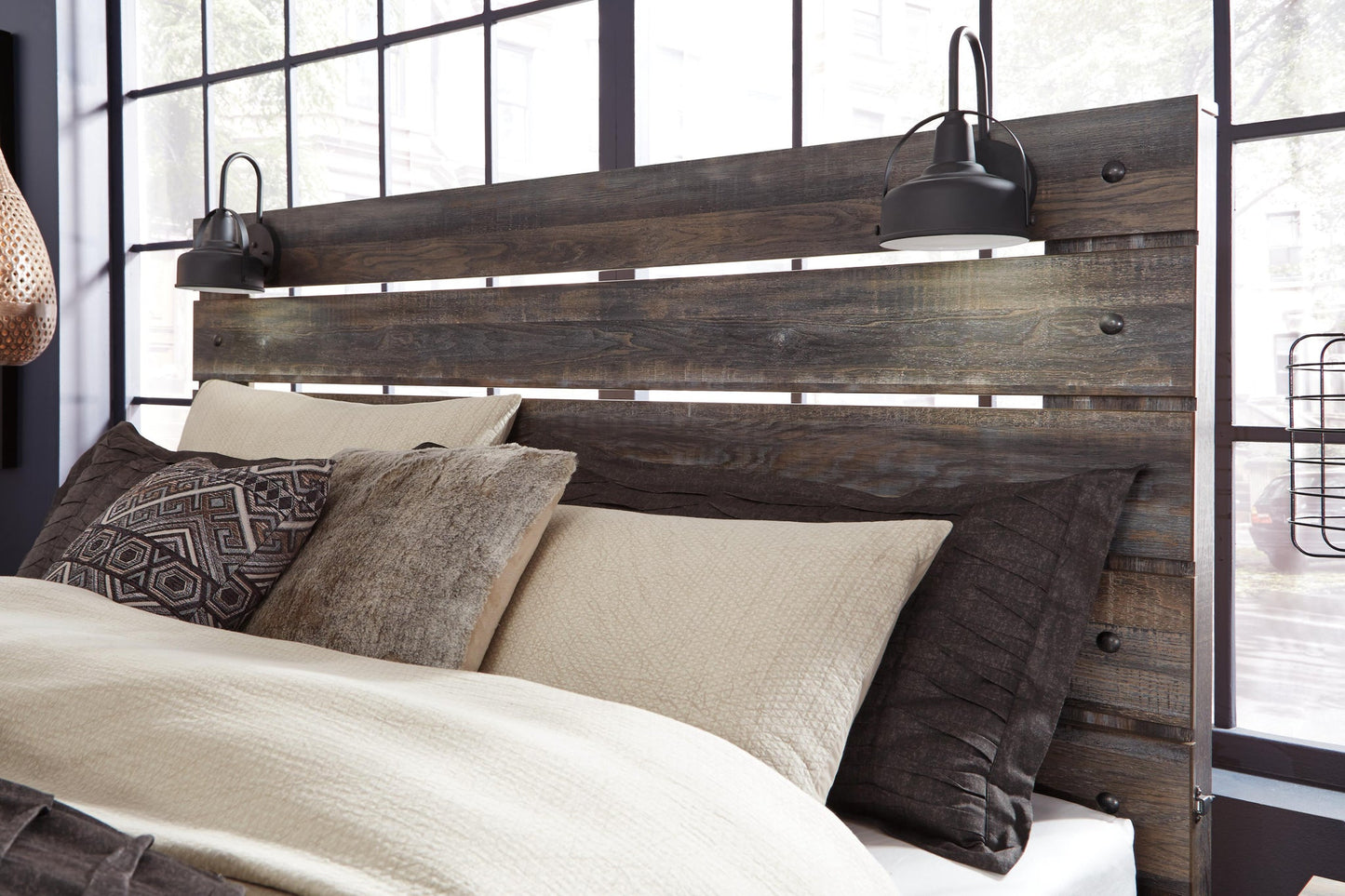 Cama Drystan con dos cajones, cómoda con espejo y mesita de noche.