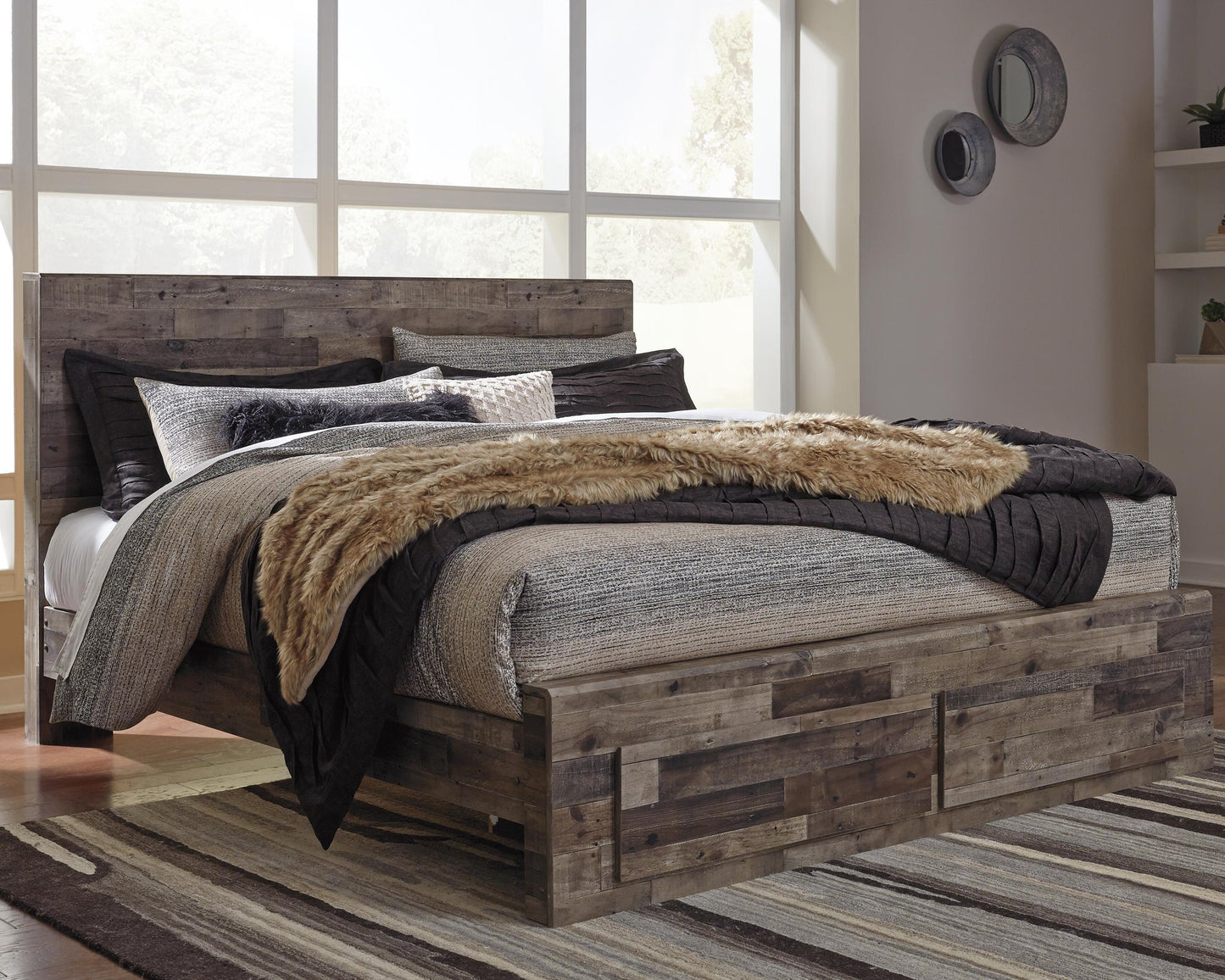 Cama con paneles Derekson con dos cajones y cómoda con espejo