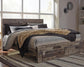 Cama con paneles Derekson con dos cajones y cómoda con espejo