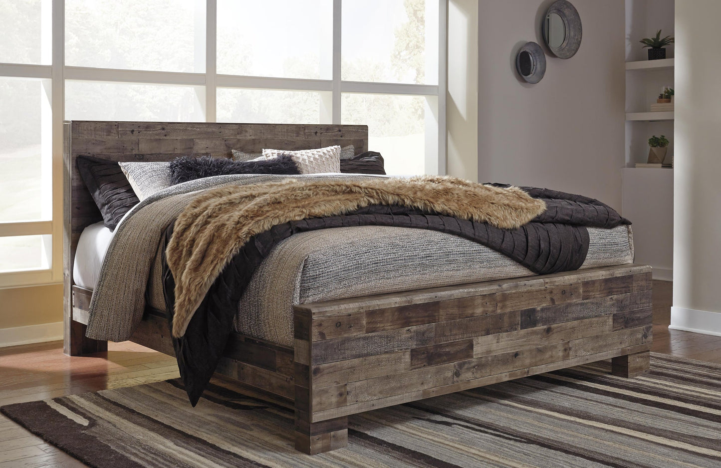 Cama Derekson con paneles, cómoda con espejo y mesita de noche