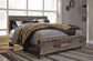 Cama Derekson con paneles, cómoda con espejo y mesita de noche