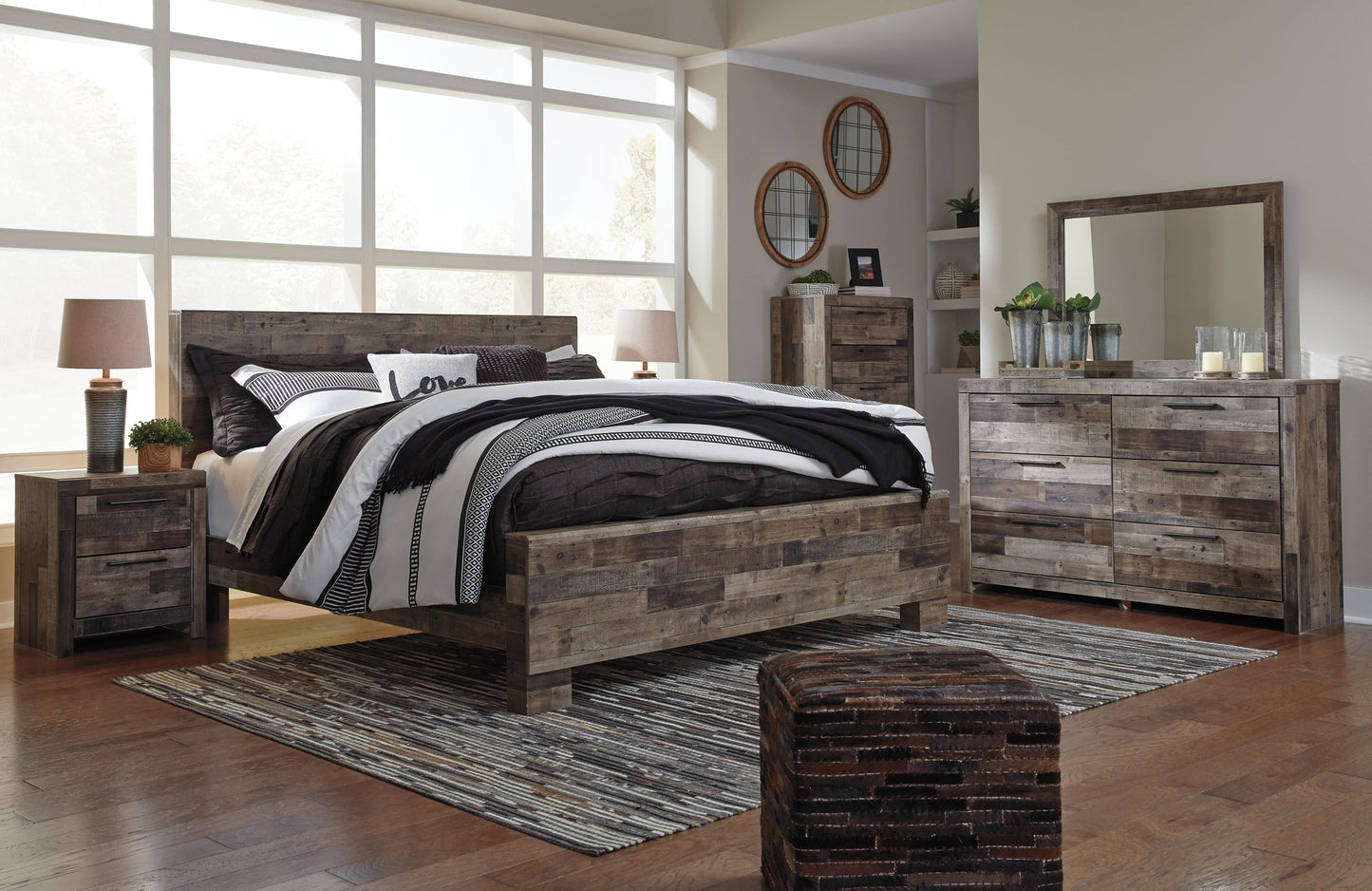 Cama Derekson con paneles, cómoda con espejo y mesita de noche