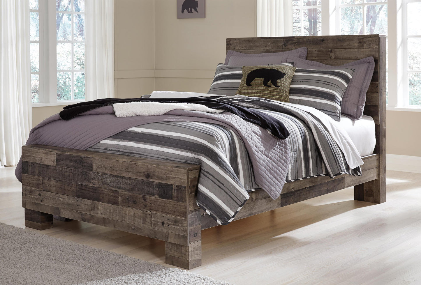 Cama Derekson con paneles, cómoda con espejo y mesita de noche