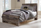 Cama Derekson con paneles, cómoda con espejo y mesita de noche