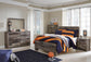Cama Derekson con paneles, cómoda con espejo y mesita de noche