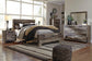 Cama Derekson con paneles, cómoda con espejo y mesita de noche