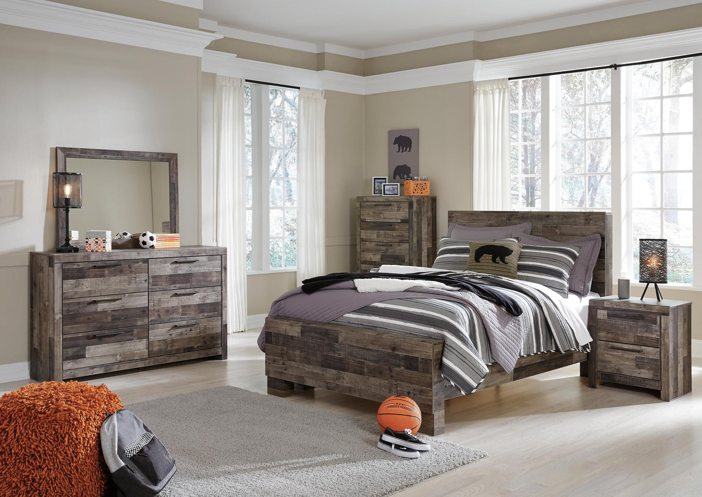 Cama Derekson con paneles, cómoda con espejo y mesita de noche