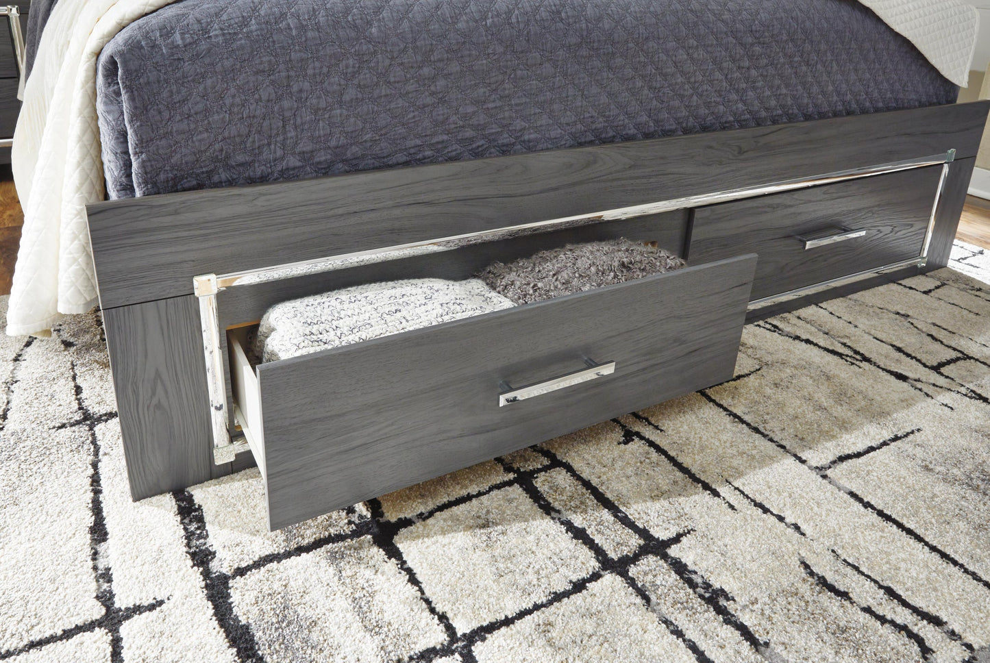 Cama Lodanna con dos cajones y cómoda con espejo