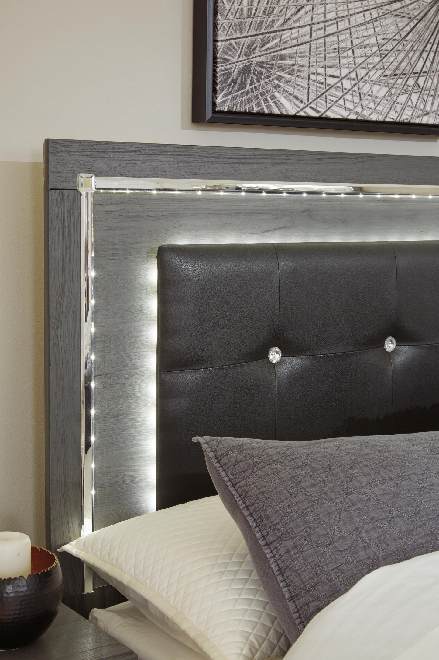 Cama Lodanna con dos cajones y cómoda con espejo