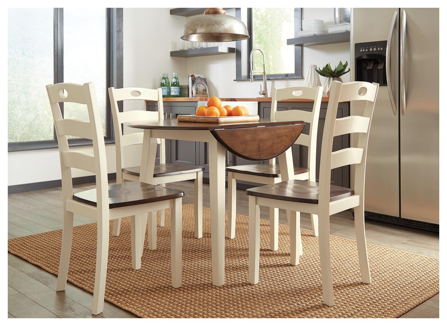 Mesa de comedor Woodanville y 4 sillas