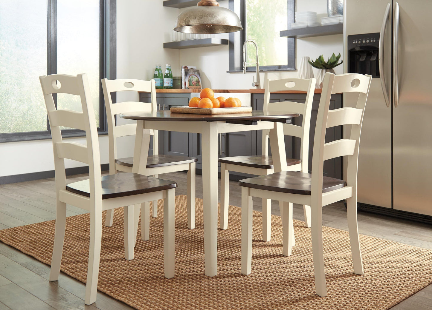 Mesa de comedor Woodanville y 4 sillas