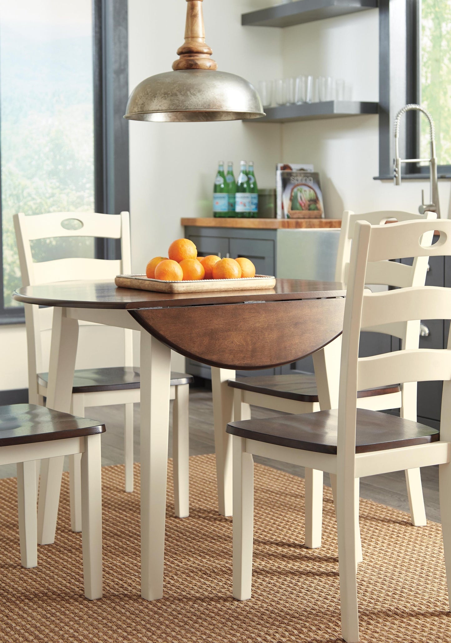 Mesa de comedor Woodanville y 4 sillas
