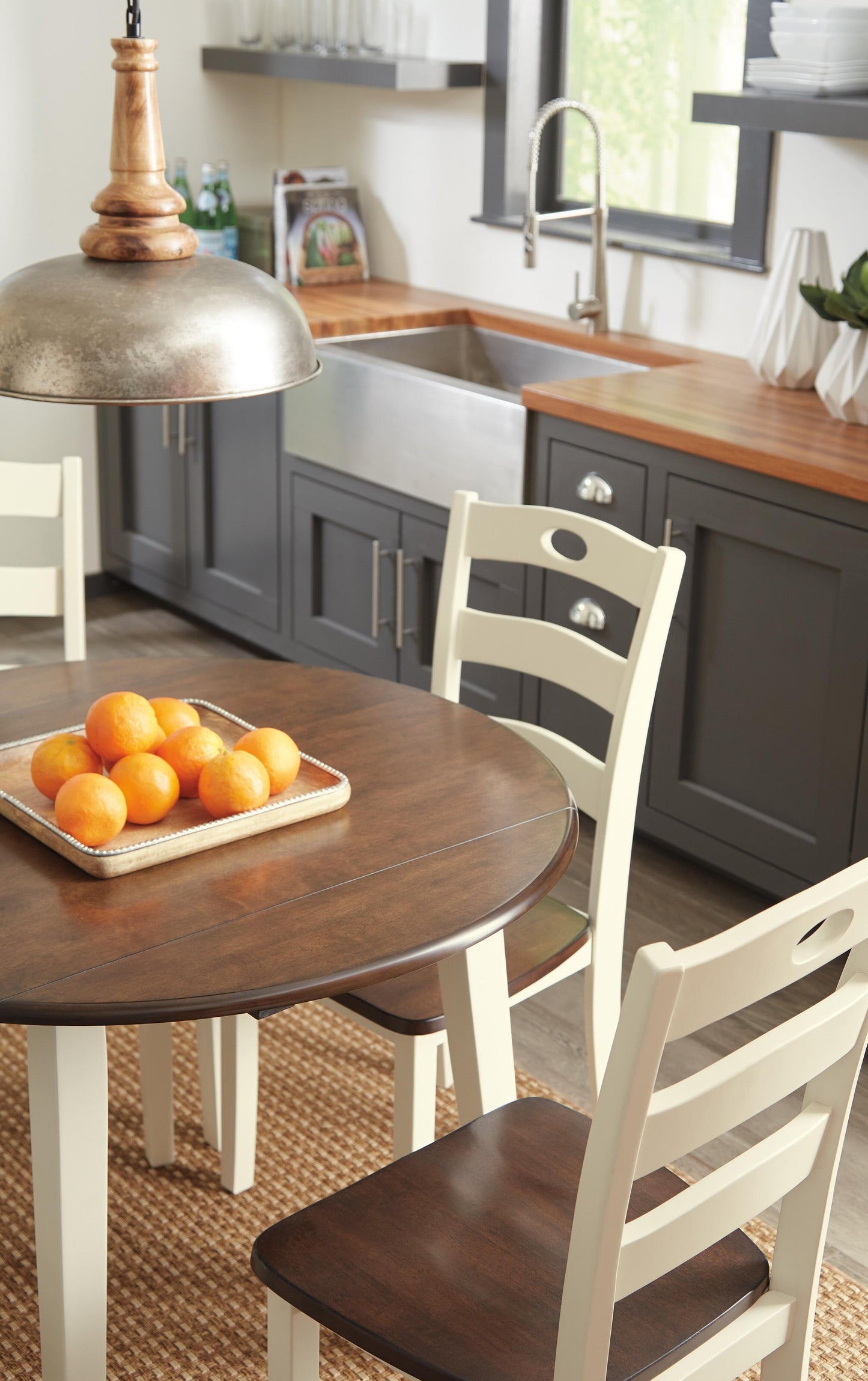 Mesa de comedor Woodanville y 4 sillas
