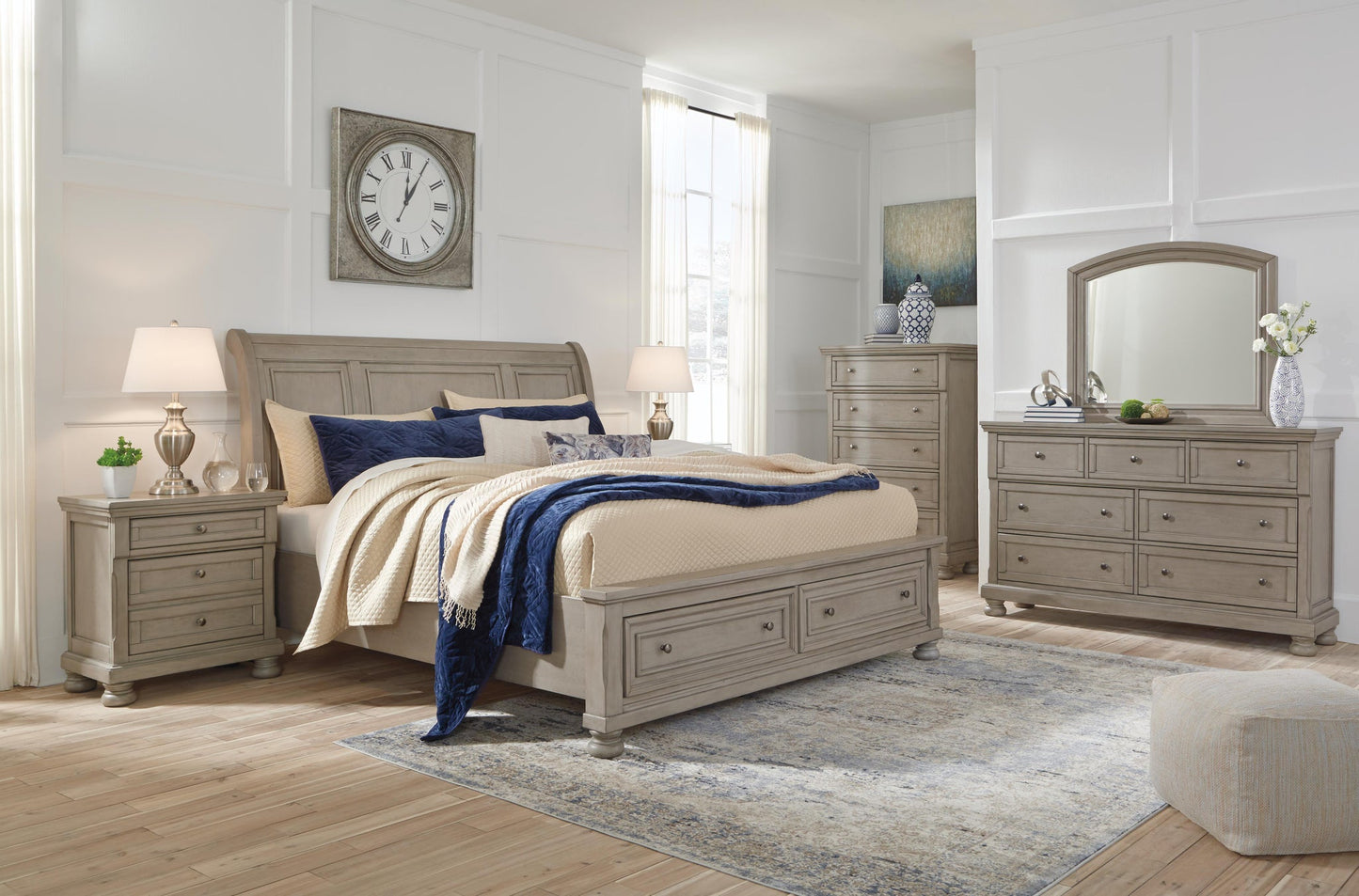 Lettner California  Sleigh Bed With Mirrored Dresser