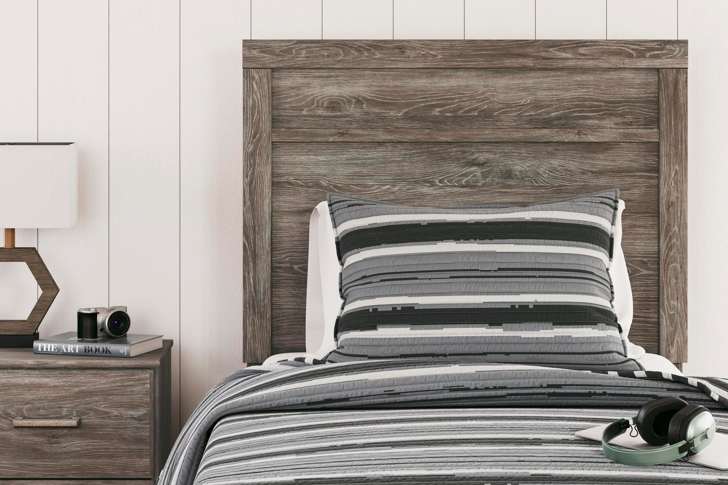 Ralinksi  Panel Bed With Mirrored Dresser And Nightstand
