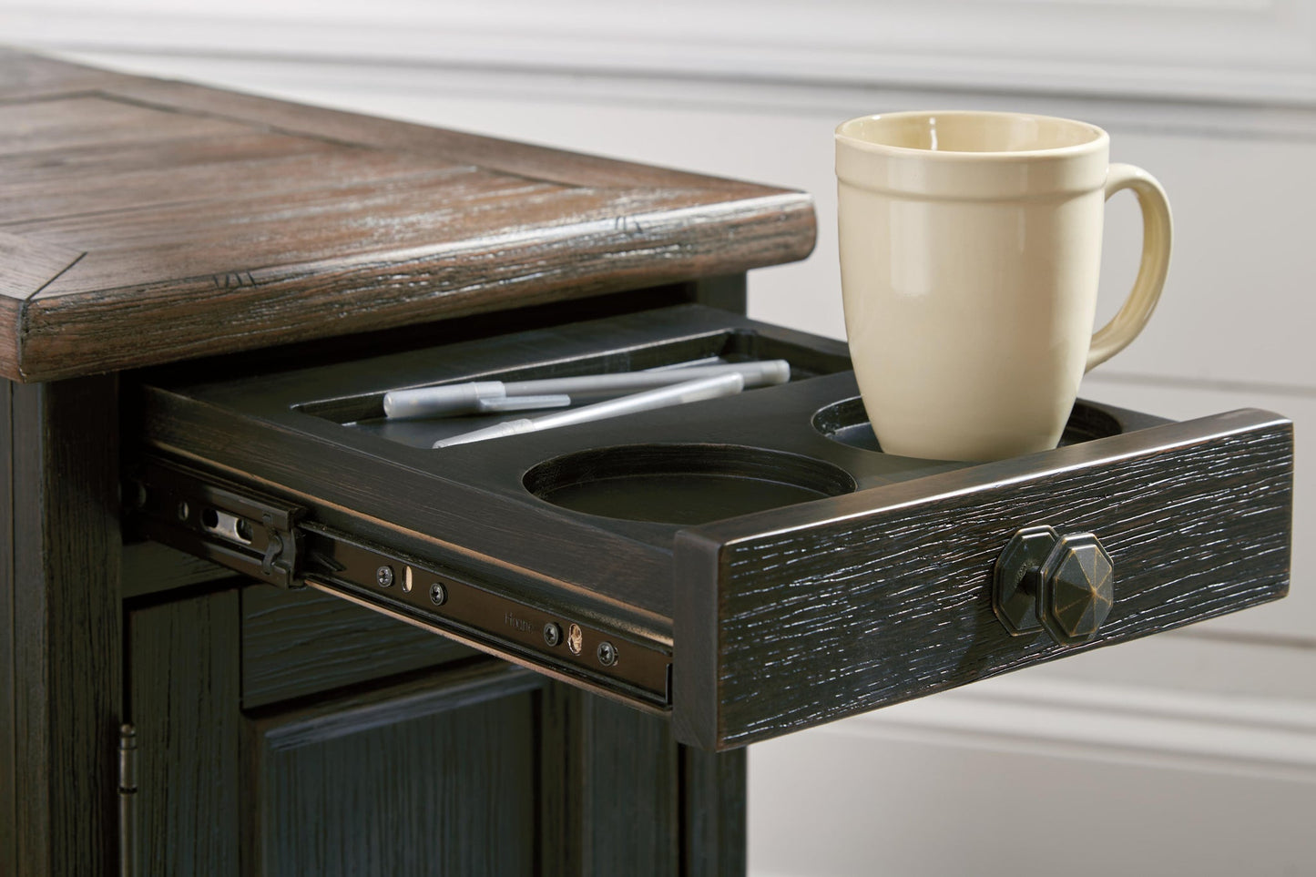 Mesa auxiliar con silla Tyler Creek
