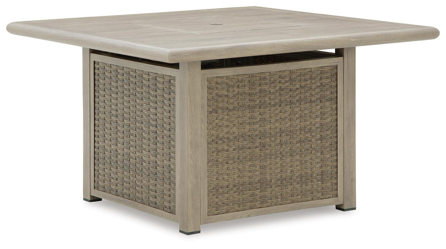 Mesa para fogata de Cliff Trails Square