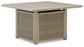Mesa para fogata de Cliff Trails Square