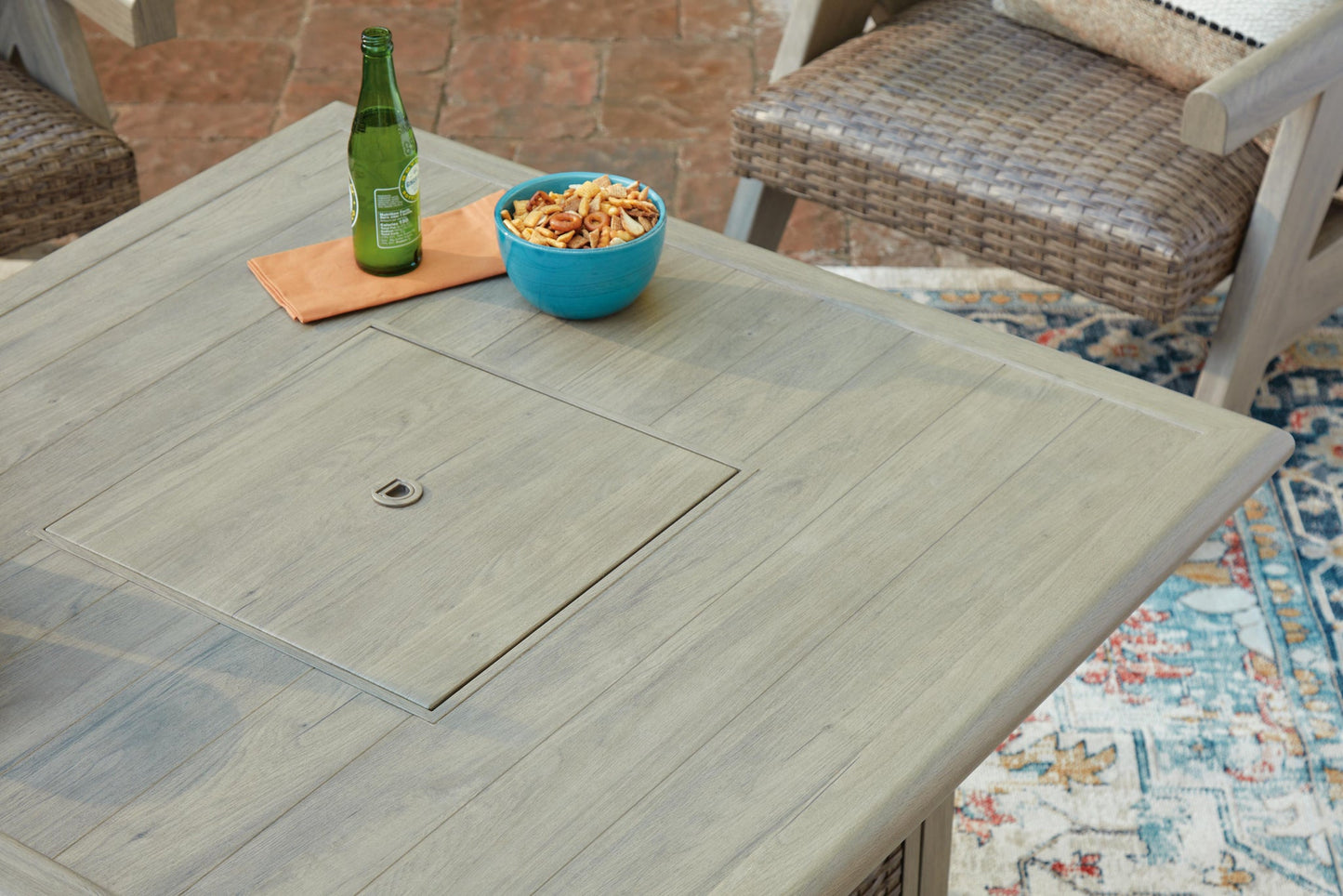 Mesa para fogata de Cliff Trails Square