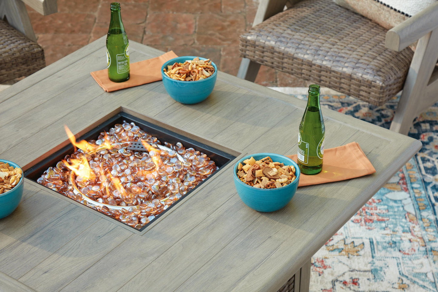 Mesa para fogata de Cliff Trails Square