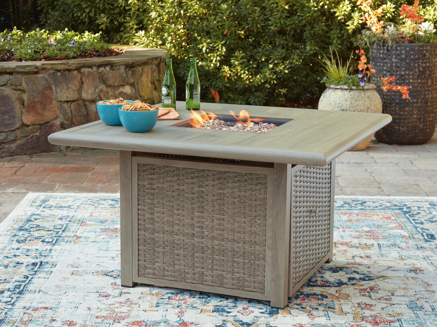 Mesa para fogata de Cliff Trails Square