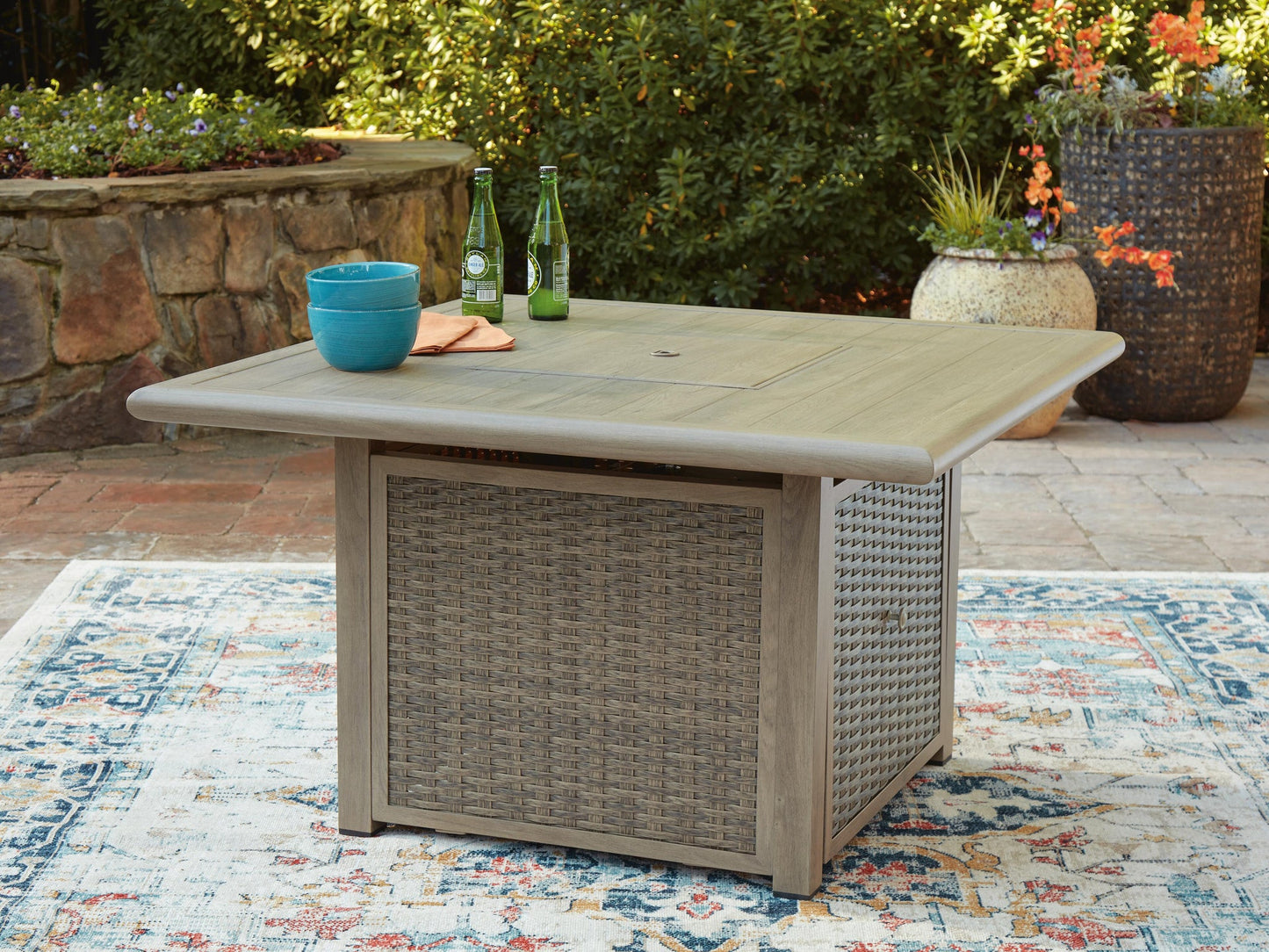 Mesa para fogata de Cliff Trails Square